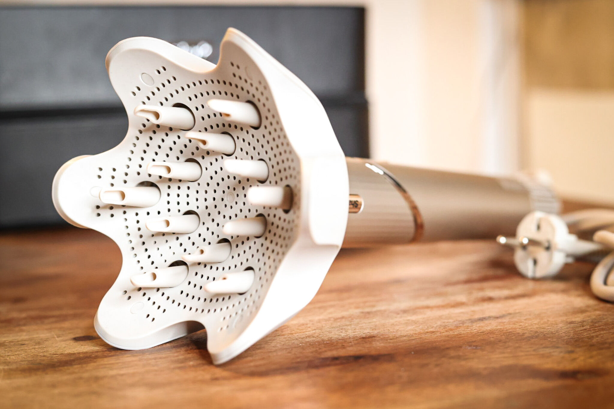 Вы можете увидеть насадку-диффузор Shark FlexStyle. 